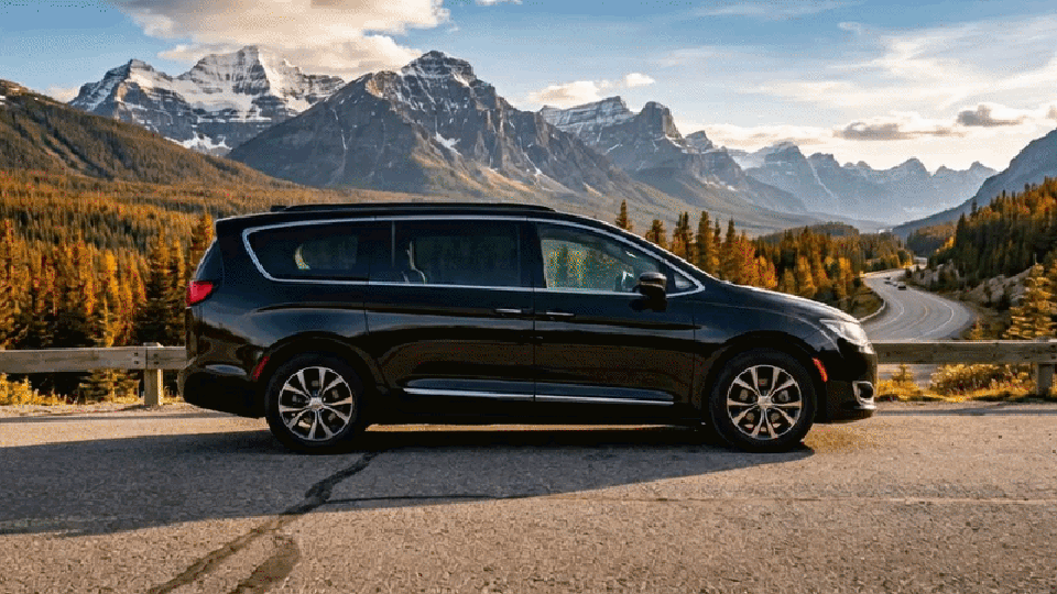 Private Chrysler Pacifica van on a Banff day trip from Calgary driving through the Canadian Rockies